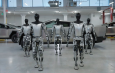 Робот-гуманоид Optimus от Tesla научился ходить и поднимать предметы