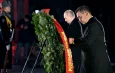 Садыр Жапаров и Владимир Путин возложили венки к Вечному огню на площади Победы в Бишкеке Садыр Жапаров и Владимир Путин возложили венки к Вечному огню на площади Победы в Бишкеке