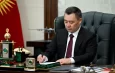 Садыр Жапаров присвоил почетные звания и вручил госнаграды госслужащим и общественным деятелям (список)